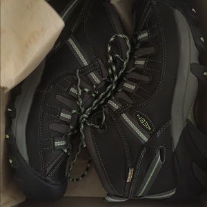 Women’s 9.5 Keen Targee 11 mid